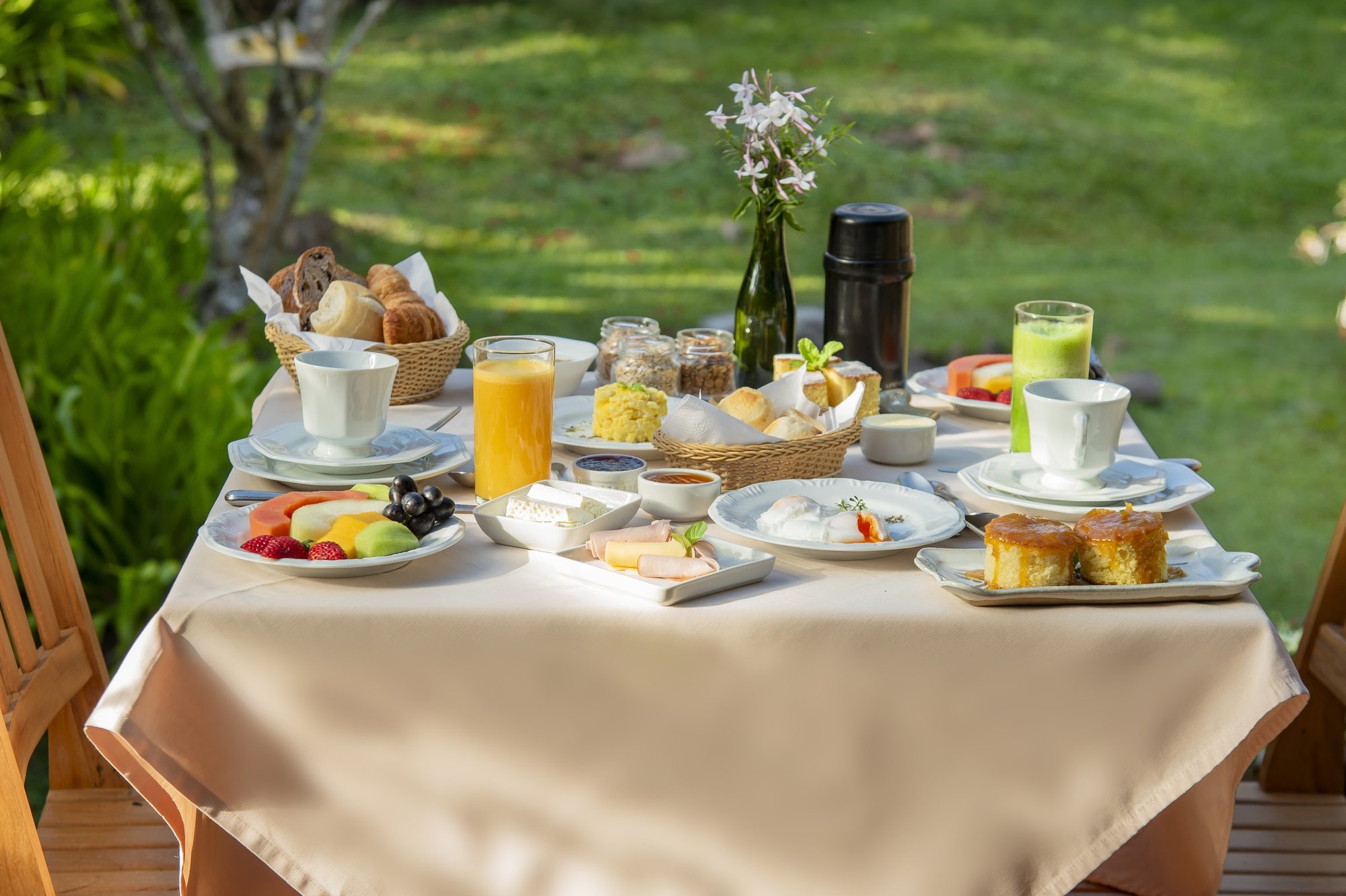 Café da manhã posto em mesa no jardim