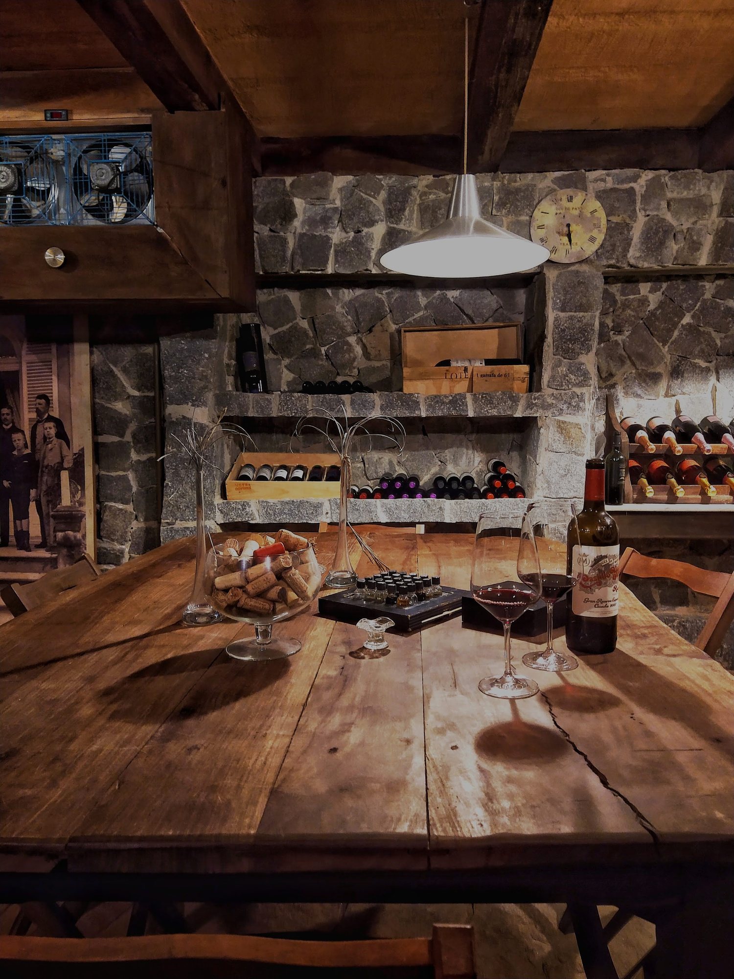 Mesa de degustação na enoteca subterrânea de pedra