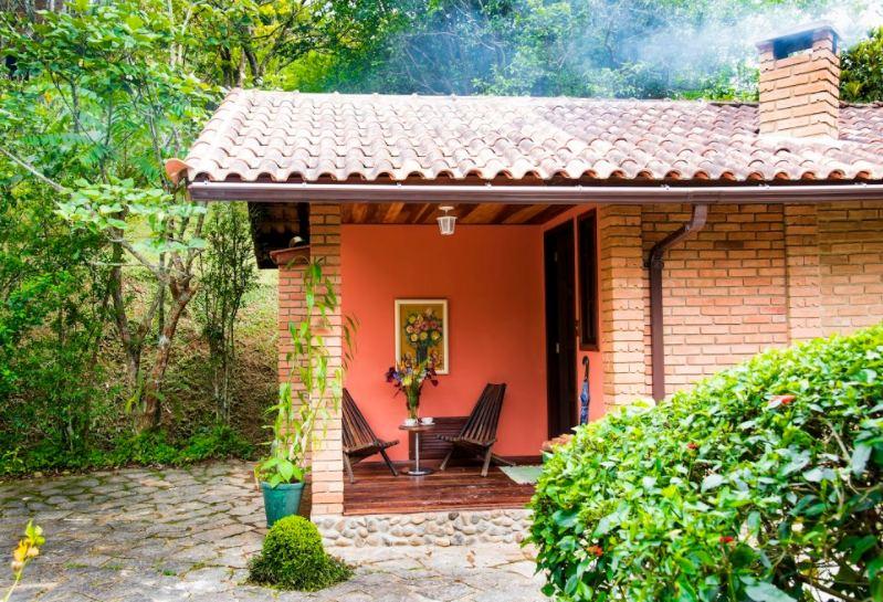 Fachada do Estúdio Nós Todos com jardim