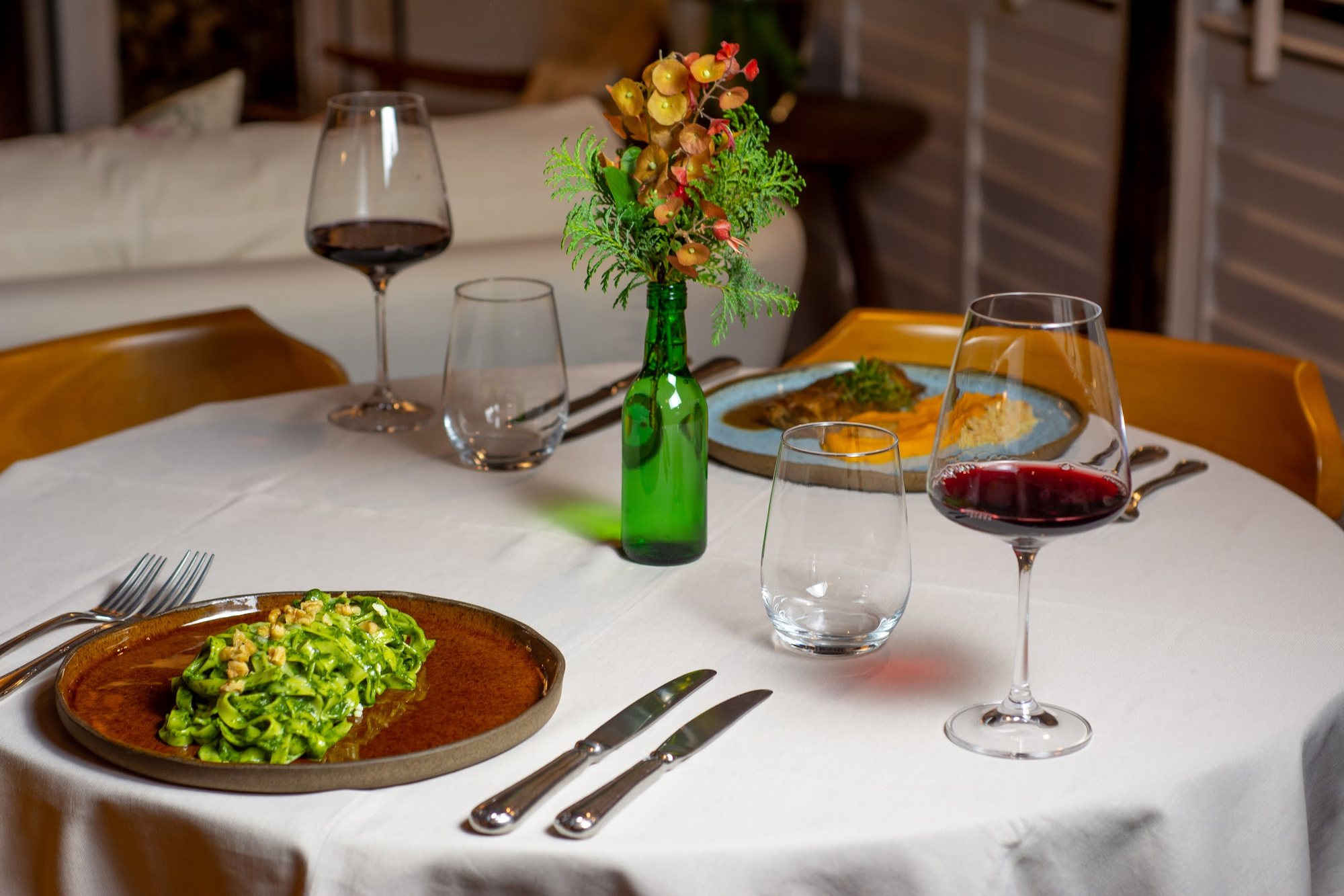 Mesa posta com taças de vinho no restaurante