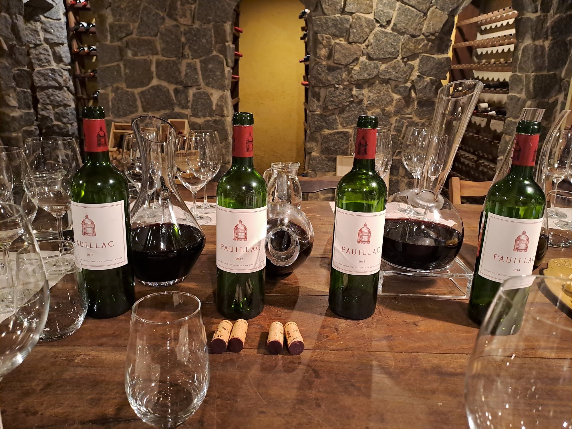 Garrafas e decanters preparados para degustação de vinhos