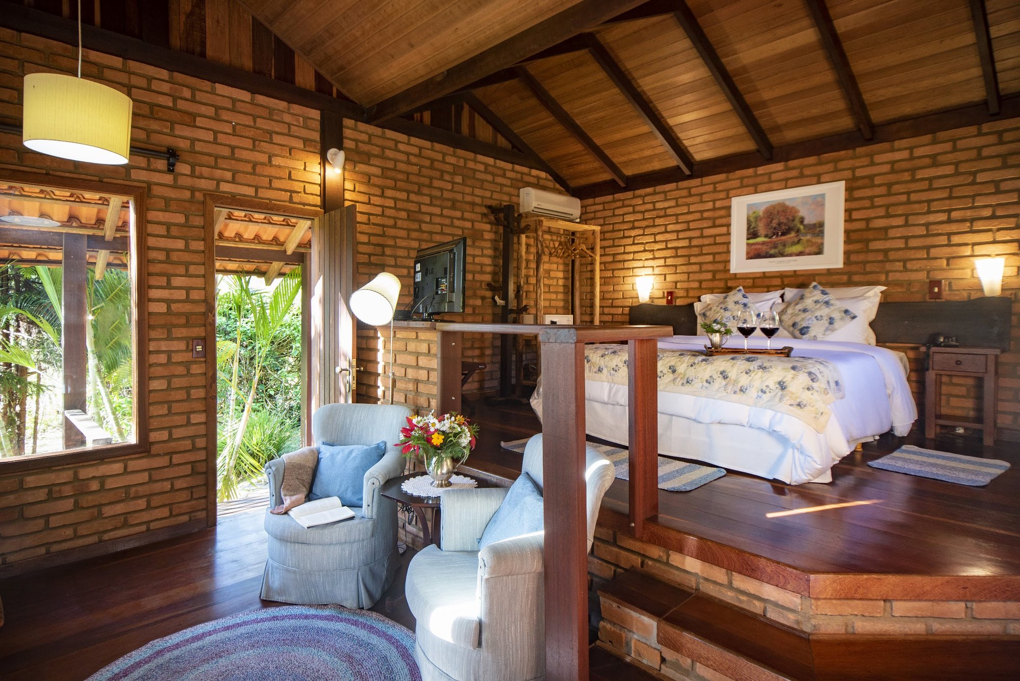 Interior do Chalé Lago com quarto em desnível