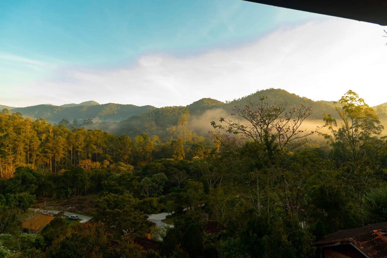 Vale da Serra da Mantiqueira visto do alto da pousada, com mata e montanhas